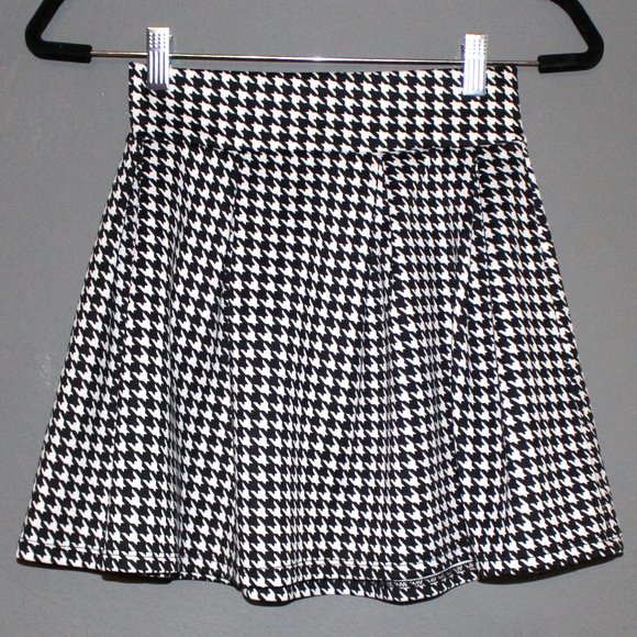 American Kids Other - Black and White Skater Skirt, Size XL